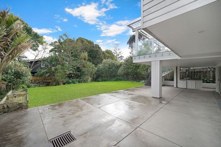 Photo of property in 9 Sandown Road, Rothesay Bay, Auckland, 0630