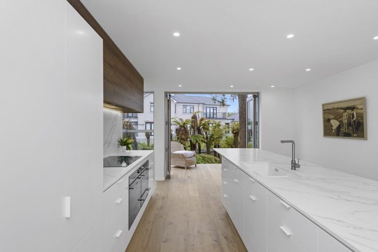 Photo of property in 100 Glandovey Road, Fendalton, Christchurch, 8052