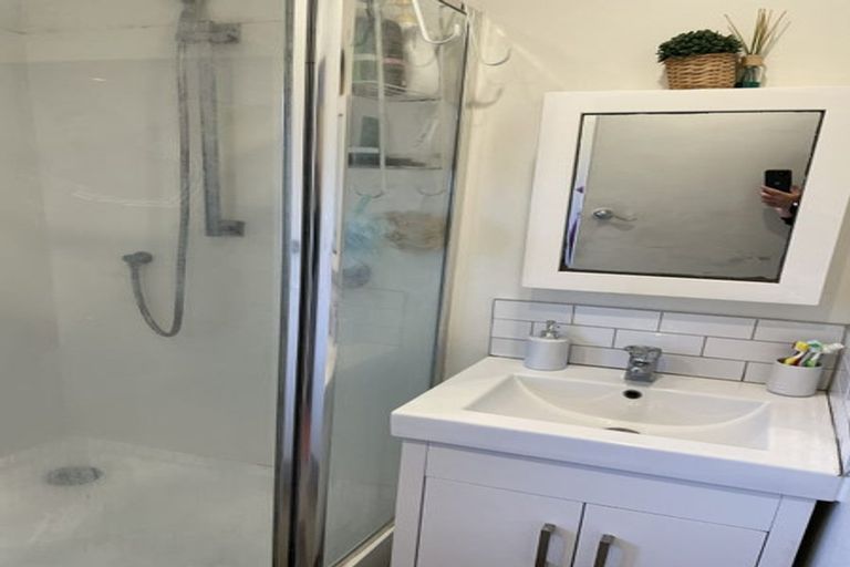 Photo of property in 14 Yeovil Road, Te Atatu Peninsula, Auckland, 0610