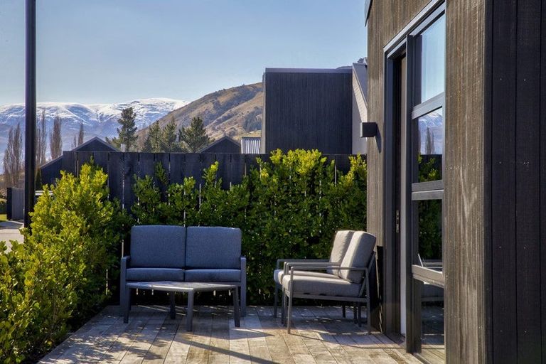Photo of property in 33 Alps View Place, Lake Hayes, Queenstown, 9304