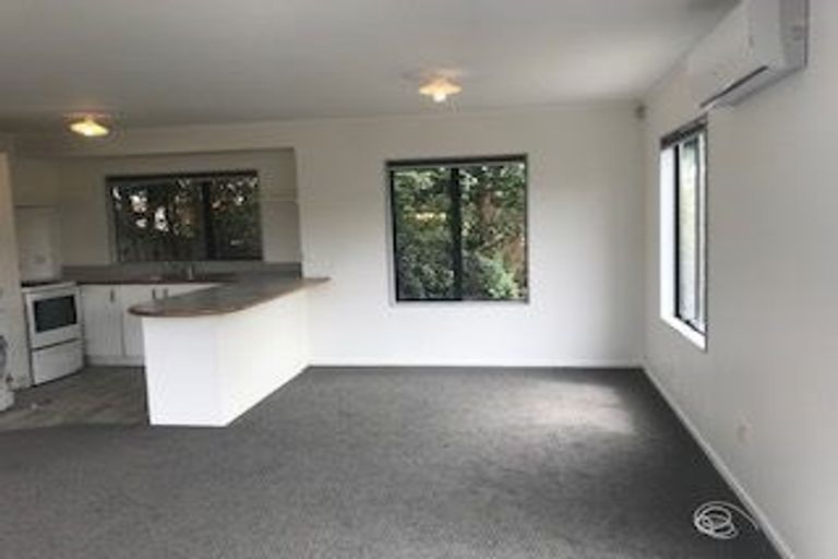 Photo of property in 3/128 Triangle Road, Massey, Auckland, 0614