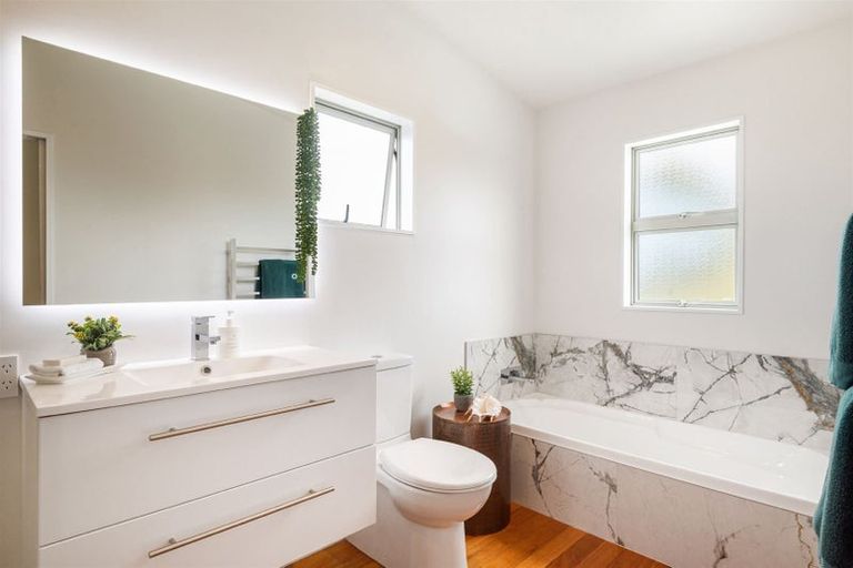 Photo of property in 2/17 Sudan Avenue, Milford, Auckland, 0620