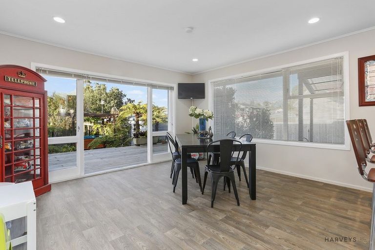 Photo of property in 45 Castleford Street, Green Bay, Auckland, 0604