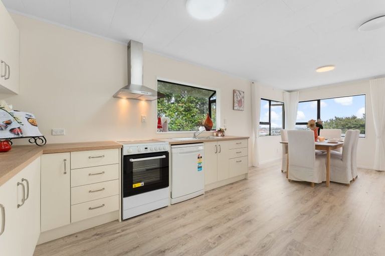 Photo of property in 2/16 Kupari Place, Totara Vale, Auckland, 0629