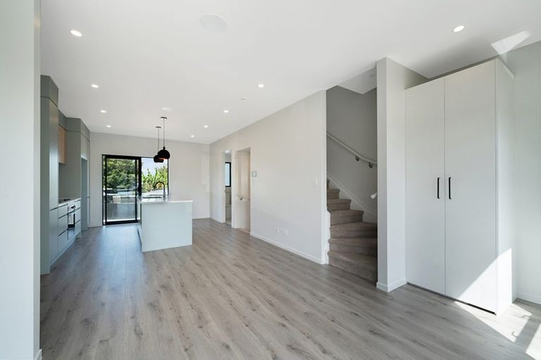 Photo of property in 4/107 Hobsonville Road, West Harbour, Auckland, 0618