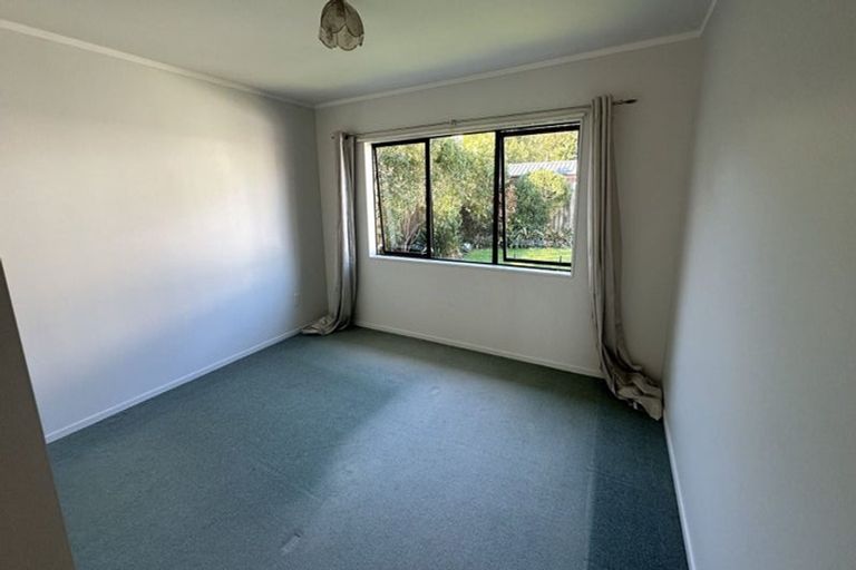 Photo of property in 3/4144 Great North Road, Glendene, Auckland, 0602