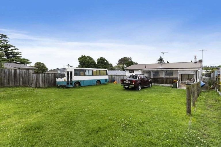 Photo of property in 2 Kirton Crescent, Manurewa, Auckland, 2102