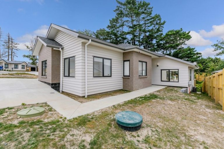 Photo of property in 2 Tarara Lane, Kumeu, 0810