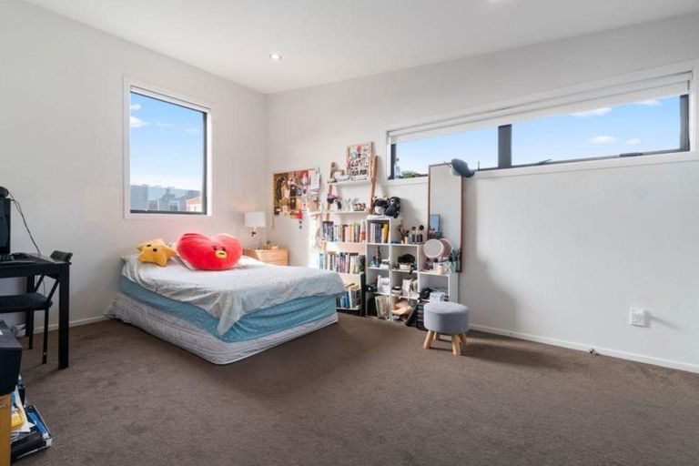 Photo of property in 72a Hobsonville Road, West Harbour, Auckland, 0618