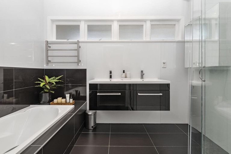 Photo of property in 100 Tiroroa Avenue, Te Atatu South, Auckland, 0610