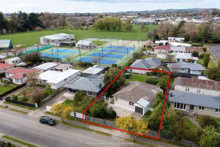 Photo of property in 16 Lipscombe Crescent, Havelock North, 4130