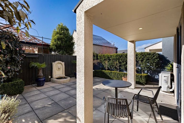 Photo of property in 77 Holly Road, St Albans, Christchurch, 8014