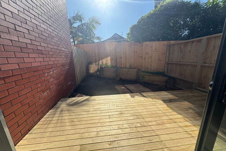 Photo of property in 11e Pipitea Place, Massey, Auckland, 0614