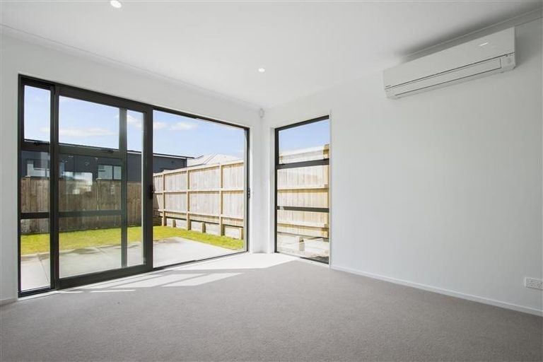 Photo of property in 33 Samuel Cassidy Avenue, Swanson, Auckland, 0614