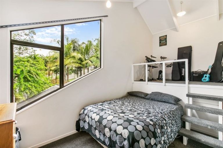 Photo of property in 2/22 Lagoon Way, West Harbour, Auckland, 0618