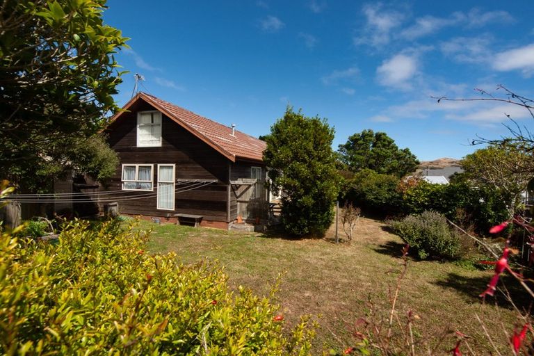 Photo of property in 8 Curacao Place, Grenada Village, Wellington, 6037