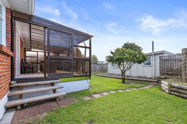 Photo of property in 21 Springs Road, Parakai, 0830