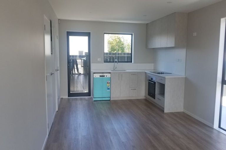 Photo of property in 2/30 West Coast Road, Glen Eden, Auckland, 0602