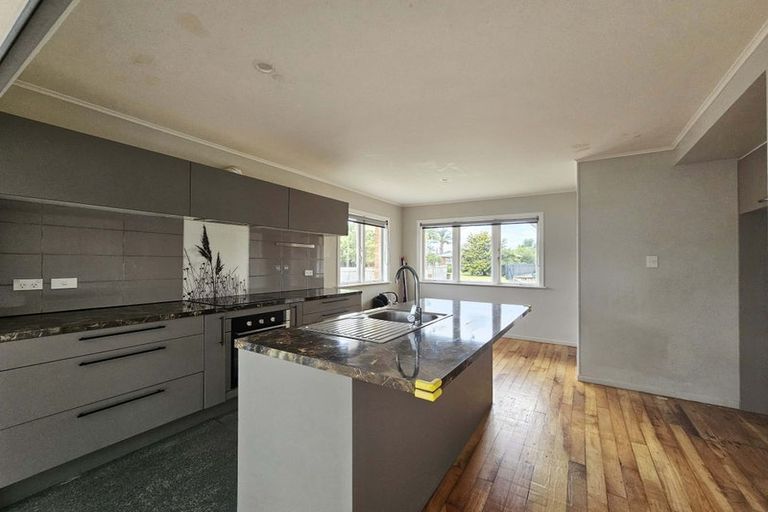 Photo of property in 11 Salas Place, Papakura, 2110