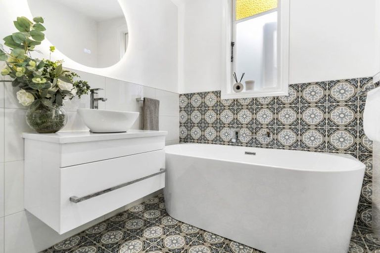 Photo of property in 1/6 Vonnell Place, Birkdale, Auckland, 0626