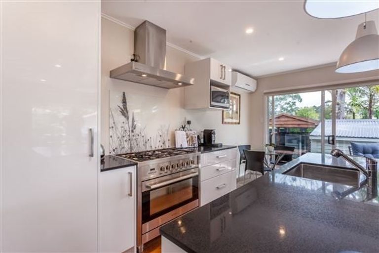 Photo of property in 15 Cajero Place, Green Bay, Auckland, 0604