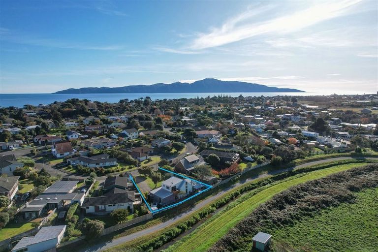Photo of property in 12 Pohutukawa Crescent, Raumati Beach, Paraparaumu, 5032