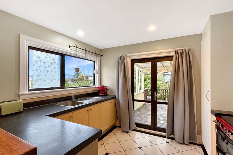 Photo of property in 51 Oxford Street, Lyttelton, 8082