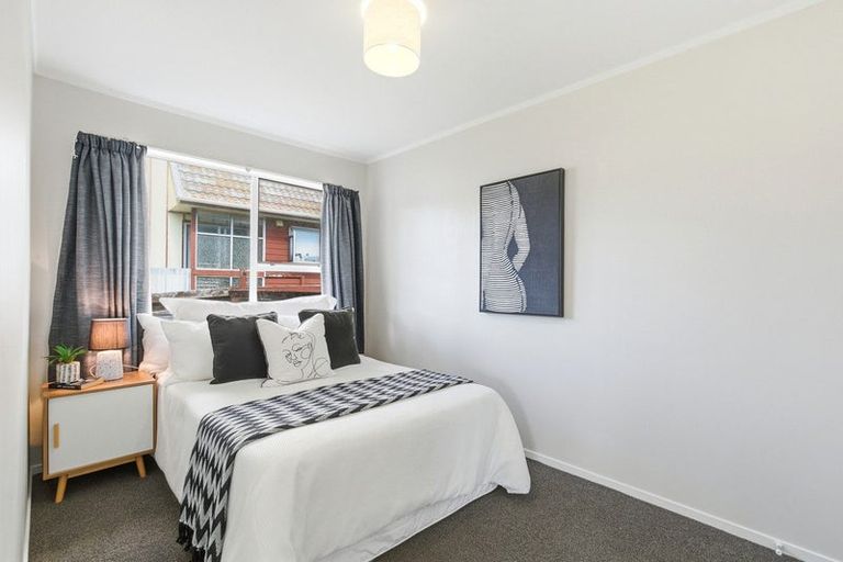 Photo of property in 10a Kingsbridge Place, Newlands, Wellington, 6037