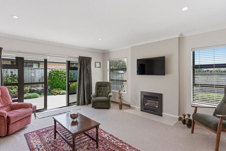 Photo of property in 2 Pearson Place, Paraparaumu, 5032