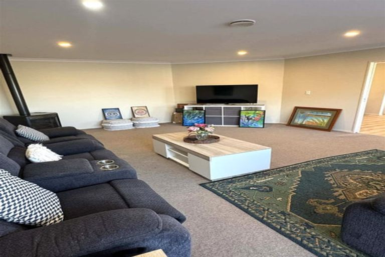 Photo of property in 42 Peter Hall Drive, Kelvin Grove, Palmerston North, 4414