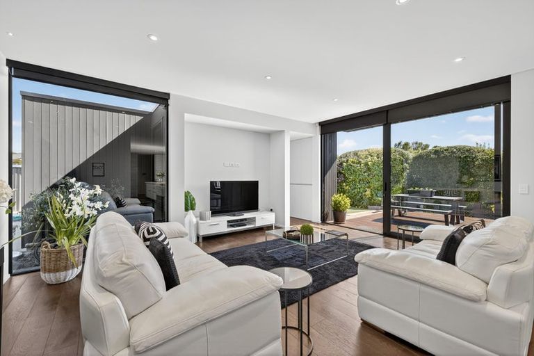 Photo of property in 98 Major Hornbrook Road, Mount Pleasant, Christchurch, 8081