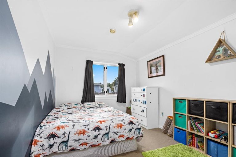 Photo of property in 2 Rere Place, Parakai, 0830