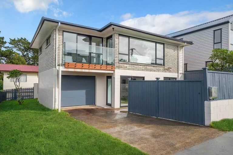 Photo of property in 1 Glen Vista Place, Bayview, Auckland, 0629