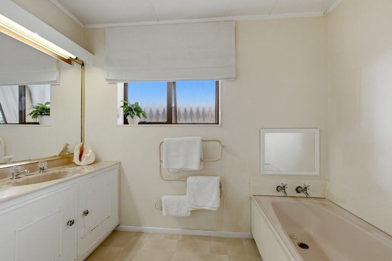 Photo of property in 2 Geoffrey Road, Torbay, Auckland, 0630