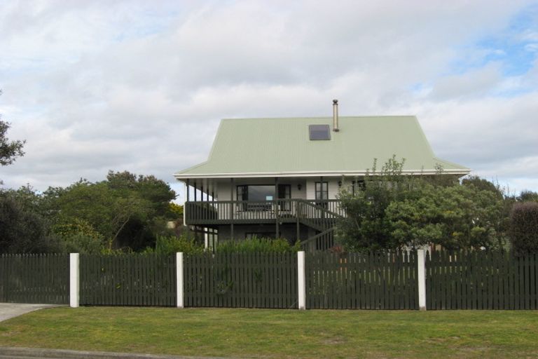 Photo of property in 4 Cathryn Street, Waikawa Beach, Levin, 5573
