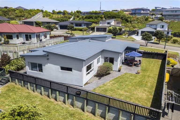 Photo of property in 9 Tongariro Drive, Aotea, Porirua, 5024