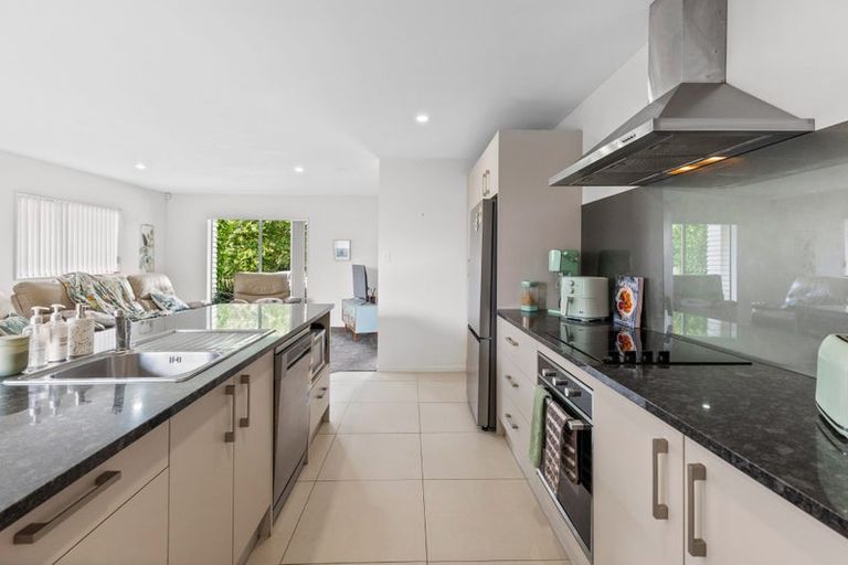 Photo of property in 106 Popokatea Drive, Takanini, 2112