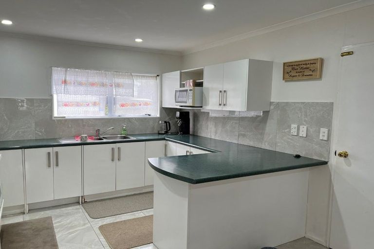 Photo of property in 1/11 Kirklow Place, Goodwood Heights, Auckland, 2105