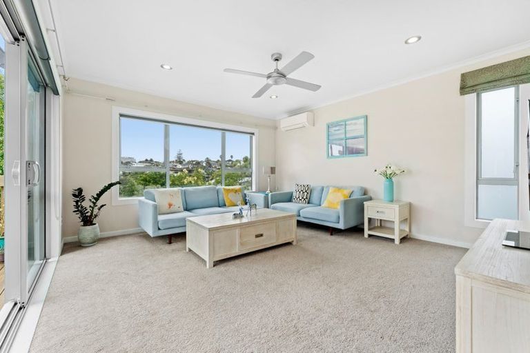 Photo of property in 24 Kiteroa Terrace, Rothesay Bay, Auckland, 0630