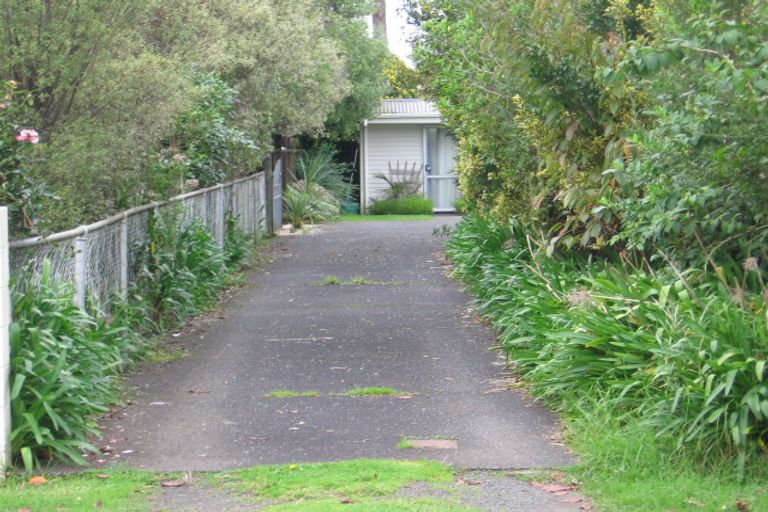 Photo of property in 1/11a Knox Road, Swanson, Auckland, 0612