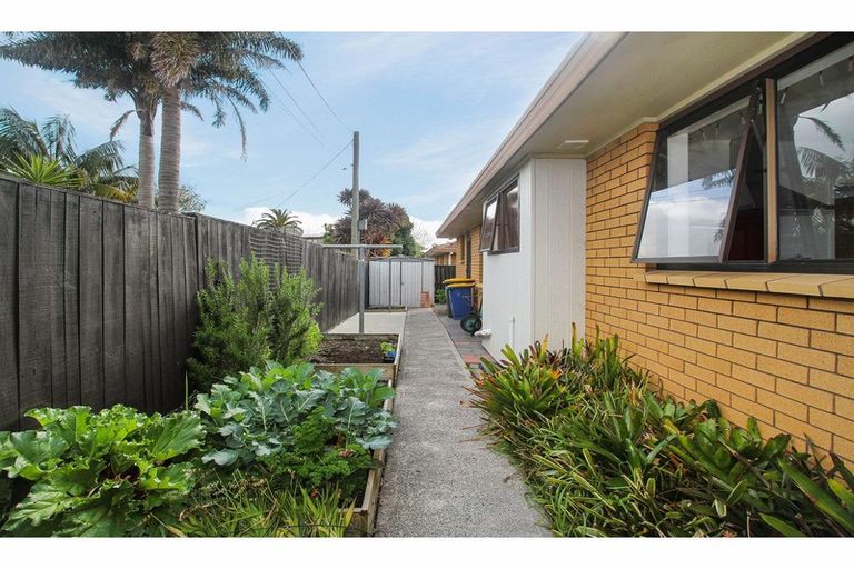 Photo of property in 1/470 Te Atatu Road, Te Atatu Peninsula, Auckland, 0610