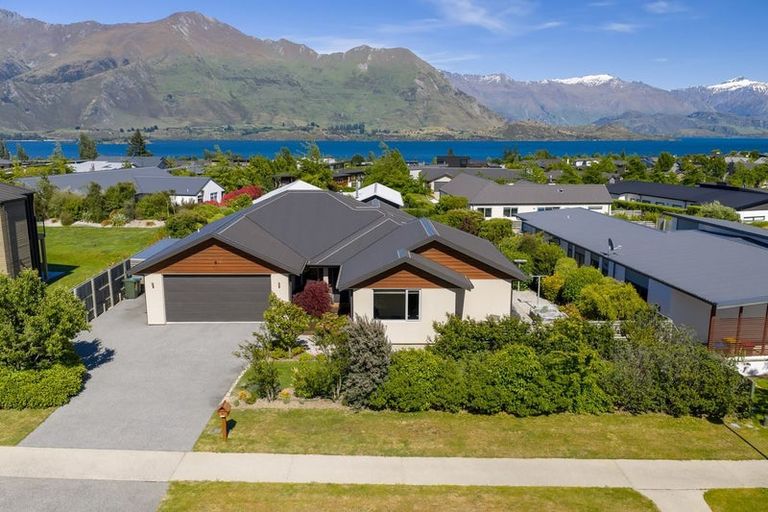 Photo of property in 5 Centre Crescent, Wanaka, 9305