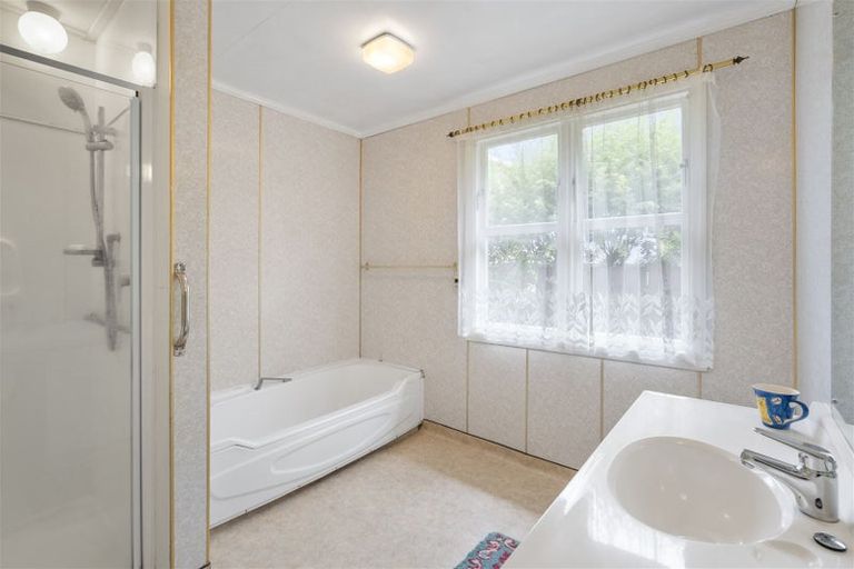 Photo of property in 32 Waitohu Road, York Bay, Lower Hutt, 5013