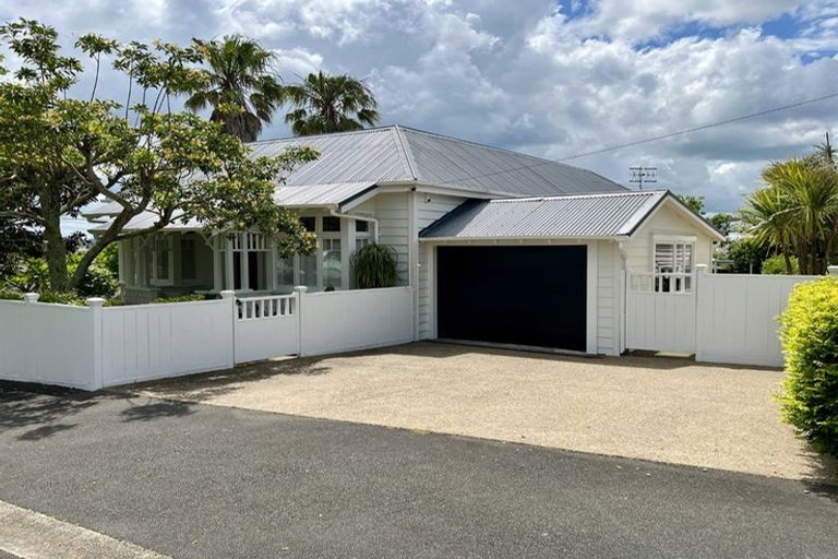 Photo of property in 8 William Bond Street, Stanley Point, Auckland, 0624