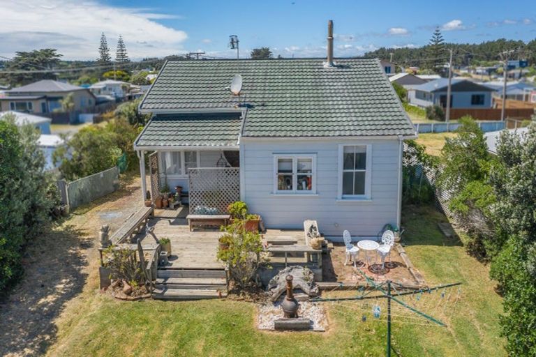Photo of property in 14 Rangitane Street, Himatangi Beach, Foxton, 4891