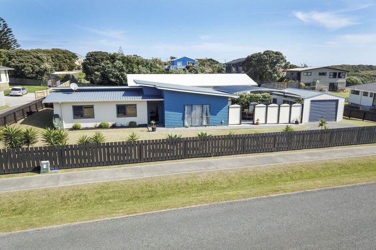 Photo of property in 25 Sunset Drive, Baylys Beach, Dargaville, 0377