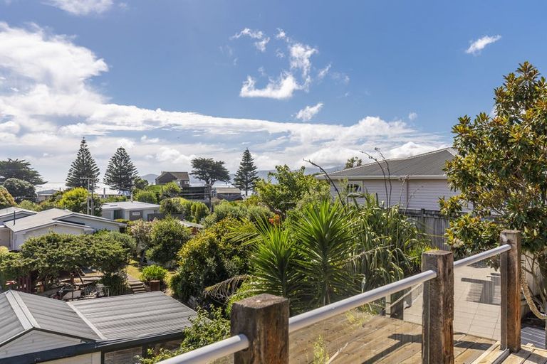 Photo of property in 11 Metzenthin Close, Raumati South, Paraparaumu, 5032