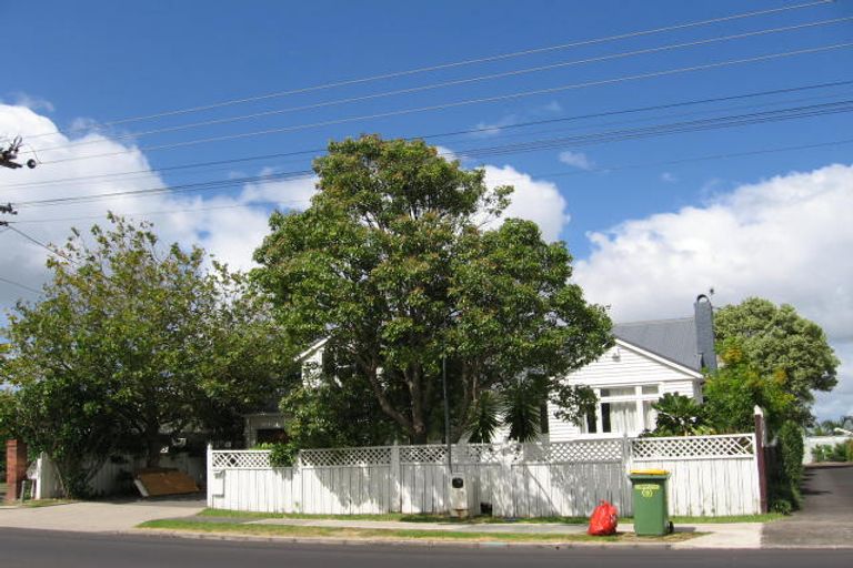 Photo of property in 1/38 East Coast Road, Milford, Auckland, 0620