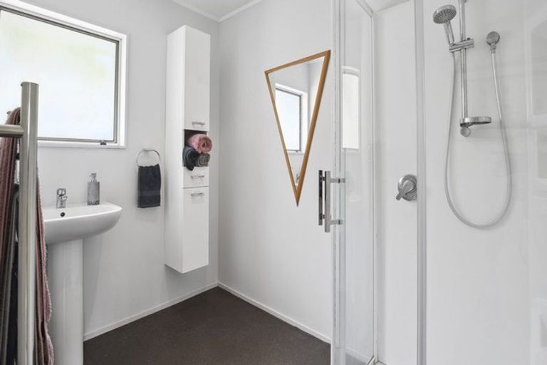 Photo of property in 1/17 Dianthus Place, Browns Bay, Auckland, 0630