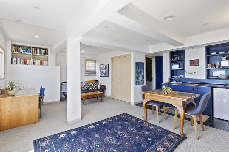 Photo of property in 2 Robieson Lane, Roseneath, Wellington, 6011